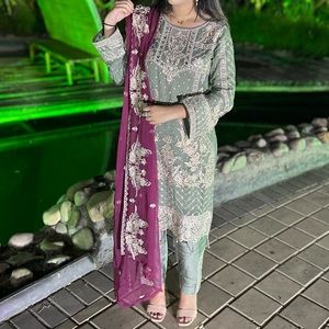Selling this green Pakistani suit! Size medium!
